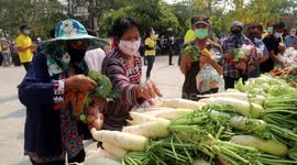 Hill tribes give out fresh food to struggling Thai residents during coronavirus pandemic