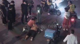 Kind-hearted nurse saves delivery man that collapsed roadside in China