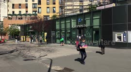 Parisiens queued up in front of the post office by respecting the social distancing