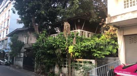 Beautiful antique wooden Thai 'tree house' still going strong in Bangkok