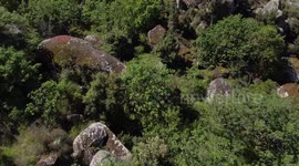 Drone sulle montagne in Sardegna
