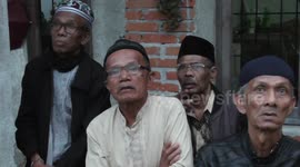 Ramadan in Indonesia: Muslims ignore social distancing measures during coronavirus lockdown