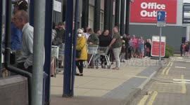 Large queues spotted at UK retail shop despite government's COVID-19 advice