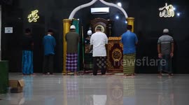 Tarawih prayer in Palembang, Indonesia is quiet and applies social distancing