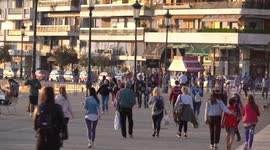 Gradual lift of coronavirus measures sees Greeks congregating in crowds