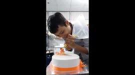 Vietnamese baker creates cute chicken-themed cream cake