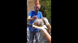 Elderly man living alone in India is given birthday cake by local police force