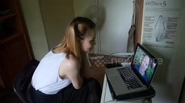 An artist in quarantine in Madrid is interviewed for a webpage through Zoom.