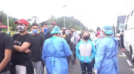 Hundreds of Venezuelans stranded north of Bogota as migration authorities limit transport