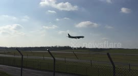 Ryanair Boeing 737-800 Lands & a TUI Airways Boeing 757-200 Takes Off at Birmingham Airport