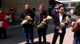 Doctors and care workers in Georgia serenaded and handed flowers