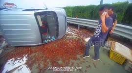 Chinese expressway littered with 1,000kg of crayfish after truck rolls over