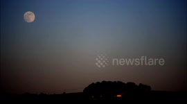 Spectacular timelapse footage of the super full flower moon rising over the Derbyshire Dales