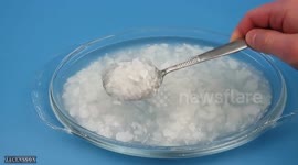 Polish YouTuber creates hot ice in clever science experiment