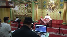 Muslims in Padang commemorate the descent of the Holy Qur'an with live streaming YouTube