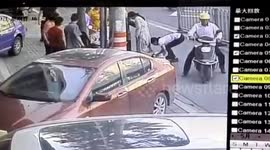 Kind-hearted people help pregnant woman giving birth on Chinese roadside