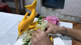 Vietnamese man creates dolphin sculpture from pumpkin and papaya