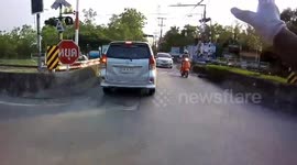 Driver speeds away from traffic policeman after allegedly being caught talking on his phone