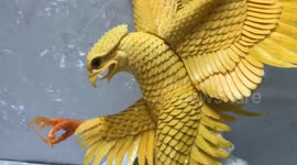 Vietnamese man sculpts beautiful eagle from pumpkins and carrots