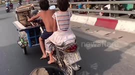 Cậu bé 10 tuổi chạy xe ba gác chở em gái lượm rác khắp Sài Gòn