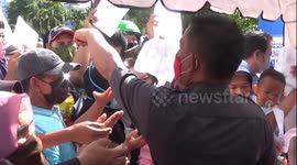 Indonesians ignore social distancing to queue for state aid