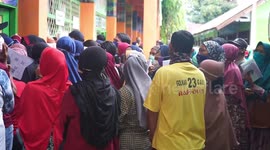 Receiving Cash Assistance in Makassar Without Social Distancing