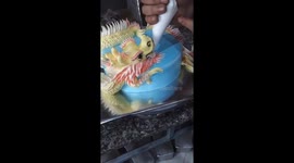 Vietnamese baker creates a dragon around the cake