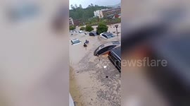 Heavy rainstorms bring flash floods to southwestern Chinese town