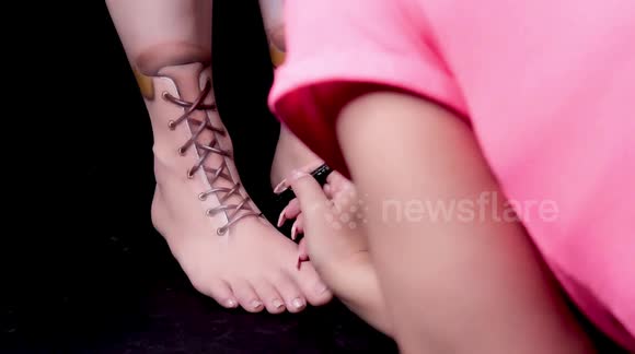 Bodypainting illusionist makes feet look like SHOES