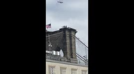 Suspected suicidal man stopped by police on Brooklyn Bridge then waves to the crowd