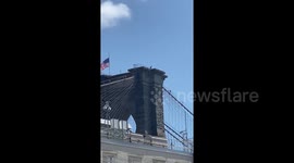 Newsflare Edit - Cops climbing to the top of the Brooklyn bridge to get this guys down https://t.co/qCVrODTtSh