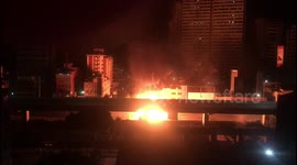 Gandola de gas se colisiona y explota en la principal autopista de Caracas