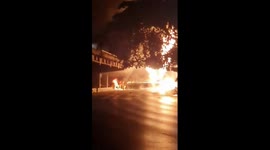 Unidad de carga pesada que transportaba gas colisiona y genera fuerte incendio.