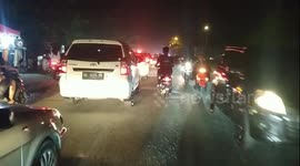 the atmosphere of the crowd along the main street of the city of Padang in the mass pandemic covid-19 ahead of the Idul Fitri