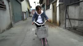Man teaches 27-year-old girlfriend to ride a bike