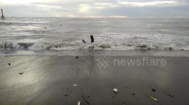 Padang beach atmosphere when the waves rise