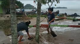 High waves damage public facilities and homes of residents in Padang city