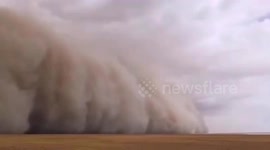 Giant wall of sand shrouds Chinese city
