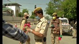 Cops distribute Red Roses among COVID-19 warriors, medical fraternity at LD hospital Srinagar