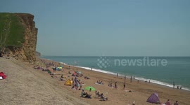 Crowds flock to coast during lockdown