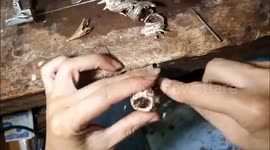 Vietnamese goldsmiths created a beautiful ring of phoenix and dragon from gold