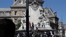 Thousands with coronavirus masks join prohibited march in central Paris