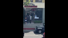 Looters breaking into smoke shop in Santa Monica