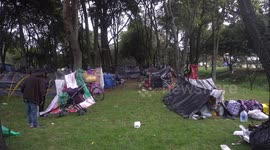 Venezolanos duermen en cambuche improvisado en Bogotá.