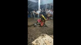The man used his eyelids to lift two buckets of water weighing 5 kilograms