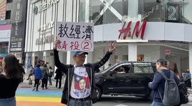 A Han Kuo-yu supporter raising a supportive sign at Xinmending on 10 January 2020