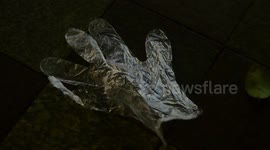 La basura de plástico se almacena en las calles de Madrid por la protección en contra del coronavirus
