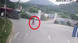 Helmet saves biker's life after scooter crashes into truck in eastern China