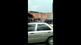 Venezolanos sin agua hacen cola para llenar botellones