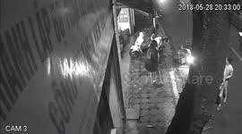 Brave women take on brazen bike thief outside hair salon in Vietnam